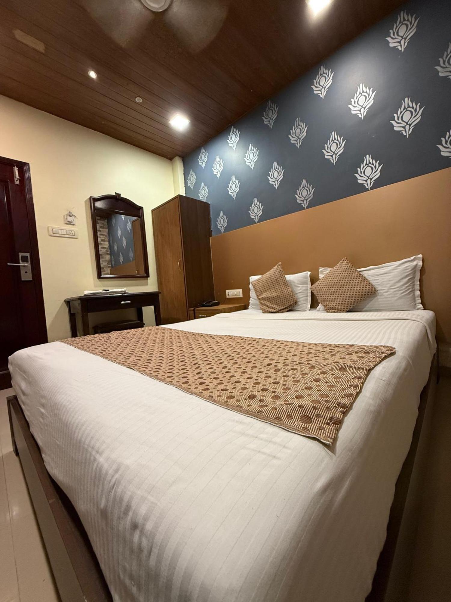 Hotel Gold Coast Мумбаи Экстерьер фото